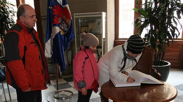 Krakowianie wpisują się do księgi kondolencyjnej po śmierci Wisławy Szymborskiej