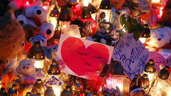 Znicze, maskotki i listy w miejscu ukrycia zwłok półrocznej Magdy