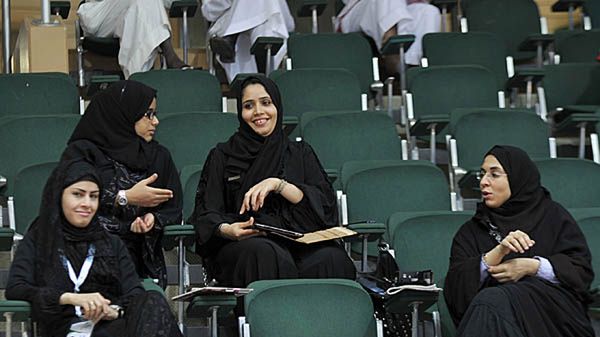 Saudyjki na widowni hali sportowej w Jeddah