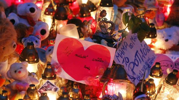 Znicze, maskotki i listy w miejscu ukrycia zwłok półrocznej zaginionej Magdy