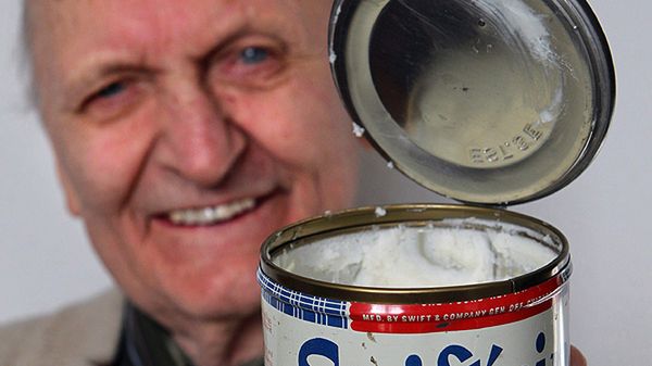 Hans Feldmeier z 64-letnią puszką smalcu
