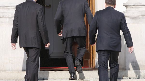 Premier Donald Tusk (w środku)