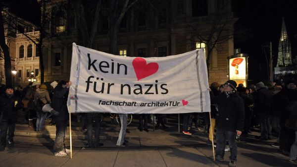 Protestujący przed pałacem Hofburg