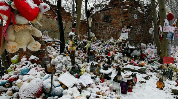 Przysypane śniegiem znicze i maskotki w miejscu ukrycia zwłok 6-miesięcznej Madzi