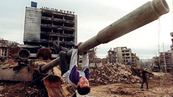 Chłopcy bawią się w ruinach Sarajewa (22 kwietnia 1996 r.)