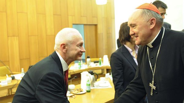 Metropolita warszawski kardynał Kazimierz Nycz i minister administracji i cyfryzacji Michał Boni