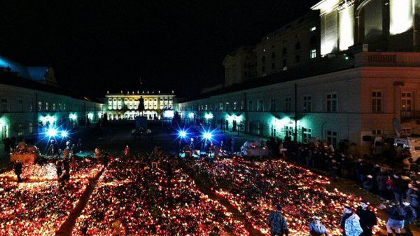 Znicze przed Pałacem Prezydenckim