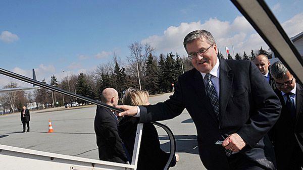 Prezydent Bronisław Komorowski wsiada na pokład samolotu przed wylotem na Węgry.