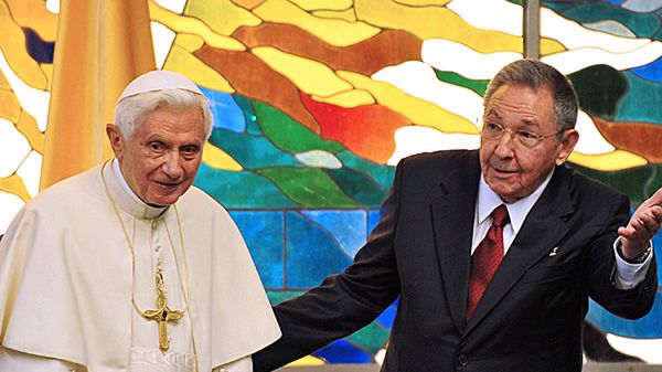 Benedykt XVI i przywódca Kuby Raul Castro