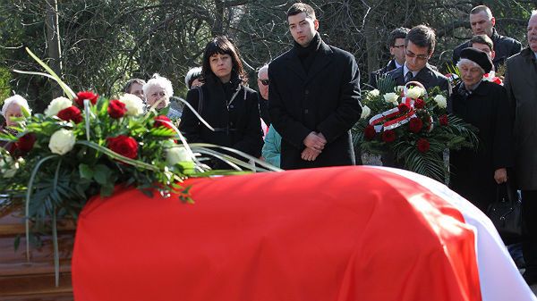 Wdowa Zuzanna Kurtyka z synem Pawłem w czasie uroczystości pogrzebowych Janusza Kurtyki