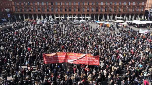 Na centralnym placu Tuluzy, na którym w dzień odbyła się demonstracja, znaleziono podejrzany pakunek