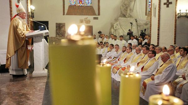 Metropolita warszawski kardynał Kazimierz Nycz przewodniczy mszy świętej dla kapłanów, odprawionej w Wielki Czwartek w warszawskiej Archikatedrze św. Jana Chrzciciela