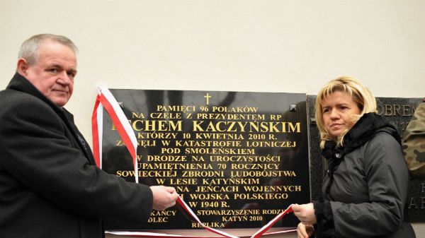 Replikę tablicy smoleńskiej odsłonięto na ścianie kościoła pw. św. Stanisława Biskupa Męczennika w Siedlcach