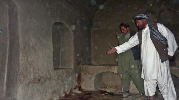 Afgańczycy pokazują miejsce, w którym doszło do morderstwa