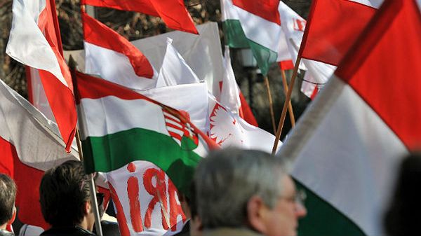 Polskie i węgierskie flagi podczas uroczystości w Budapeszcie