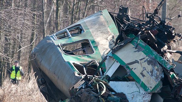 Przeszukiwanie wraków na miejscu katastrofy kolejowej w Szczekocinach