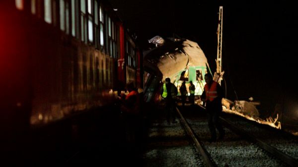 Ratownicy przeszukują miejsce katastrofy