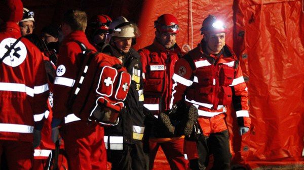 Akcja ratunkowa na miejscu zderzenia dwóch pociągów