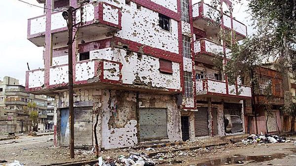 Budynek w Hims z widocznymi śladami ostrzału