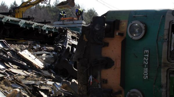 Prace na miejscu katastrofy kolejowej koło Szczekocin