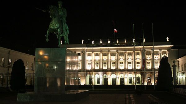 Opuszczona do połowy masztu na znak żałoby narodowej biało-czerwona flaga państwowa na Pałacu Prezydenckim w Warszawie