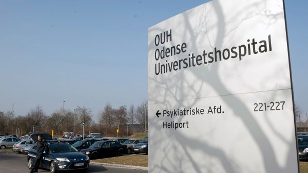 Wjazd na teren szpitala uniwersyteckiego w Odense