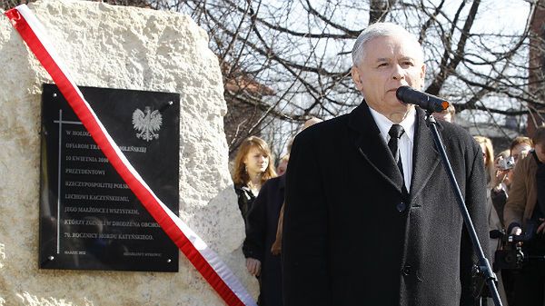 Prezes PiS Jarosław Kaczyński podczas uroczystości odsłonięcia na mysłowickim Rynku obelisku poświęconego pamięci ofiar katastrofy smoleńskiej