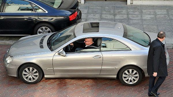 Michał Kamiński w swoim samochodzie