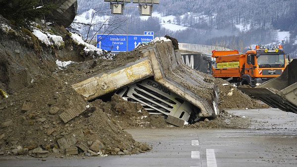 Mur oporowy runął na ciężarówkę