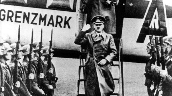 Adolf Hitler wysiada z samolotu w Warszawie, aby wziąć udział w defiladzie zwycięstwa