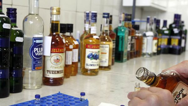 Pracownicy katowickiej Stacji Sanitarno-Epidemiologicznej sprawdzają alkohol