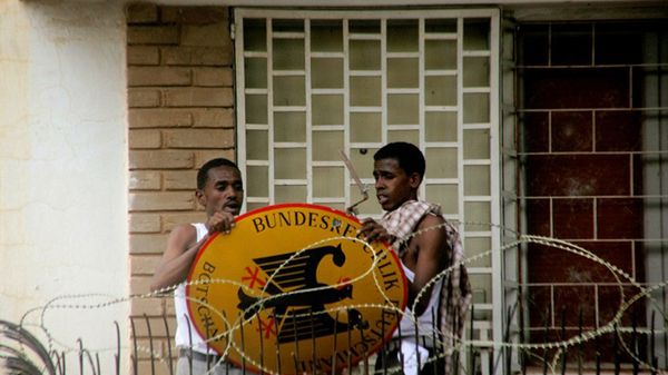 Niemiecka ambasada w Sudanie niszczona przez protestujących muzułmanów