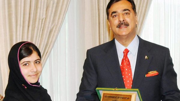 Malala Yusufzai otrzymuje nagrodę od premiera Gilaniego (2011 rok)