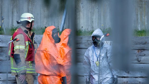 Strażacy badają podejrzaną substancję, którą odkryto w konsulacie