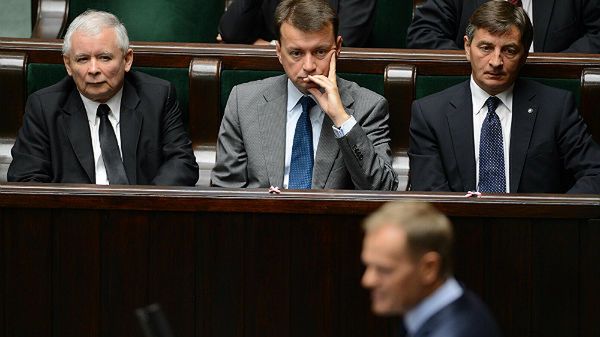 Jarosław Kaczyński i posłowie PiS słuchają wystąpienia premiera Donalda Tuska