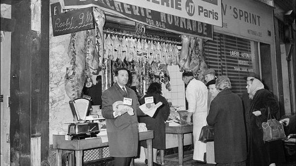 Edouard Leclerc przed pierwszym sklepem mięsnym, który otworzył w Paryżu 17 lutego 1963 r.