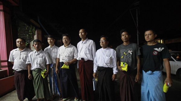 Grupka więźniów politycznych uwolnionych w ramach ostatniej amnestii