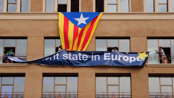 Flaga Katalonii rozwieszana w Barcelonie