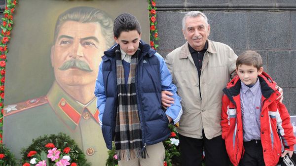 Wnuk Józefa Stalina z własnymi wnukami