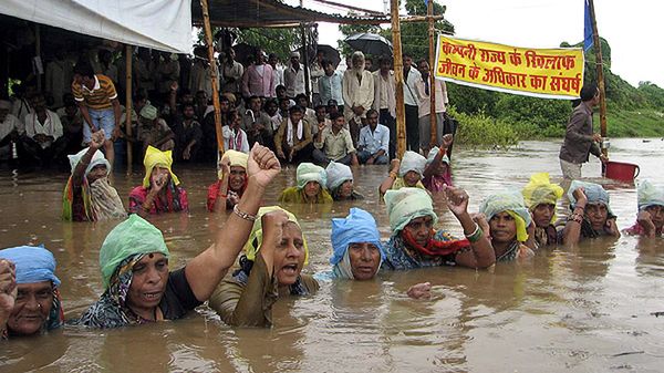 Wieśniacy protestują stojąc po szyję w wodzie