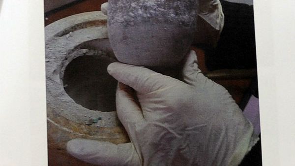 Zdjęcie zawartości urny znalezionej w szczecińskiej katedrze podczas prac remontowych