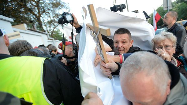 Pikietujący przed Starymi Powązkami w Warszawie, podczas ekshumacji jednej z ofiar katastrofy smoleńskiej