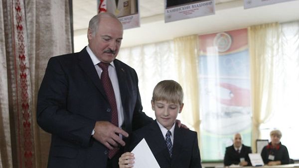 Prezydent Białorusi Aleksander Łukaszenka z synem Kolą