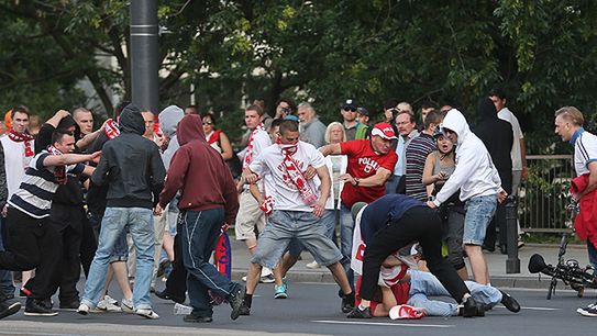 Szarpanina między pseudokibicami w drodze na Stadion Narodowy