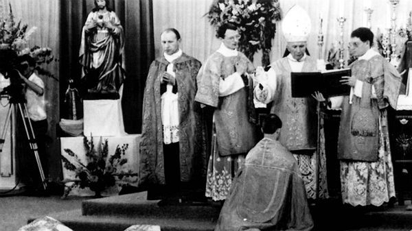 30.06.1988 Szwajcaria. Arcybiskup Marcel Lefebvre konsekrował czterech biskupów bez zgody papieża Jana Pawła II