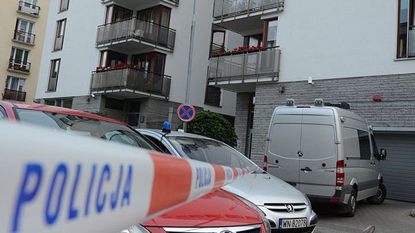 Policja przy bloku, gdzie w garażu znaleziono ciało gen. Sławomira Petelickiego