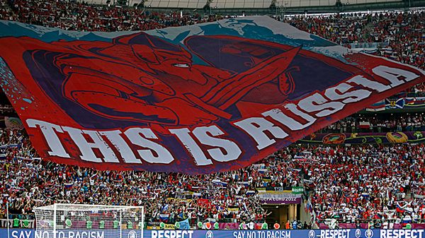 Sektorówka rosyjskich kibiców podczas meczu Polska-Rosja w Warszawie.