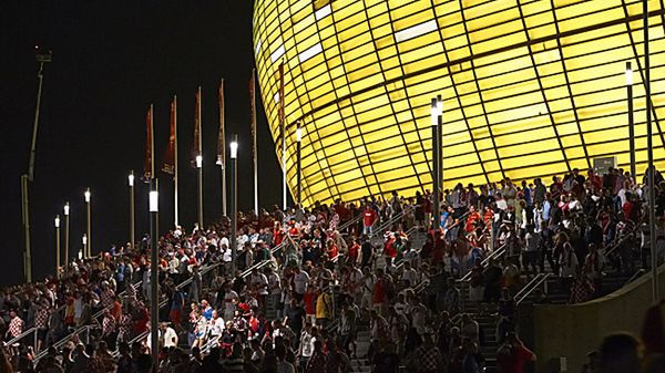 Kibice wychodzą ze stadionu PGE Arena w Gdańsku, po meczu Hiszpania-Chorwacja