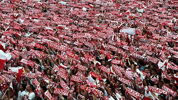 Wypełniona po brzegi polskimi fanami piłkarstwa Strefa Kibica w Warszawie.