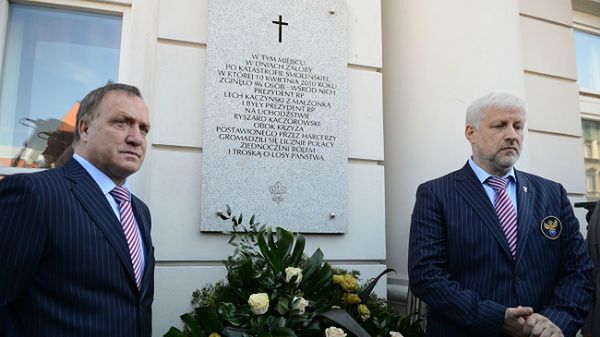 Trener reprezentacji Rosji Dick Advocaat oraz szef piłkarskiej federacji Rosji Siergiej Fursenko złożyli kwiaty pod tablicą upamiętniającą ofiary katastrofy smoleńskiej wmurowaną w ścianę Pałacu Prezydenckiego